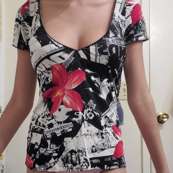 Roccobarocco Designer  Newspaper Print top! - Picture 2 of 2